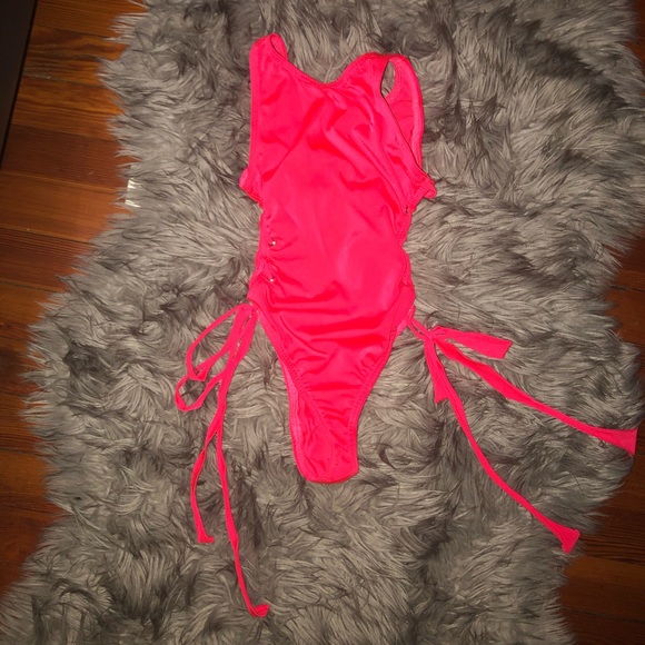 Coral One piece - Picture 3 of 6